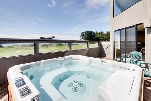 Levy Retreat - Blufftop retreat with private hot tub & EV charger - Image 3