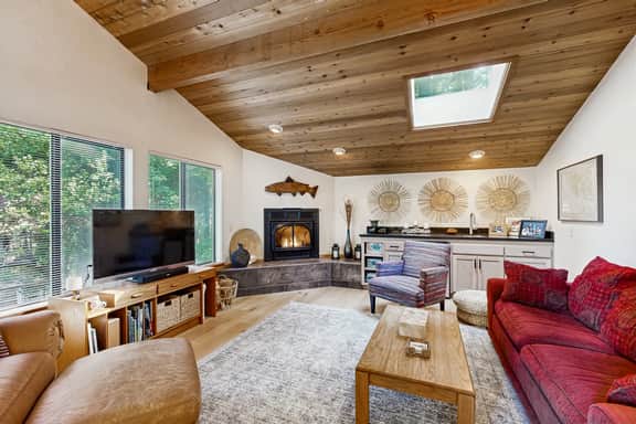 Sea Trees - Meadow home with private hot tub near Black Point Beach - Image 3