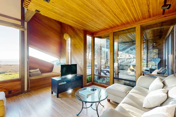 Vista Grande - Obie Bowman-designed home with private hot tub near Black Point - Image 2