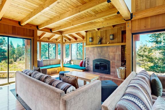 Ocean Pines Lodge - Ocean-view lodge with private hot tub among coastal pines - Image 5
