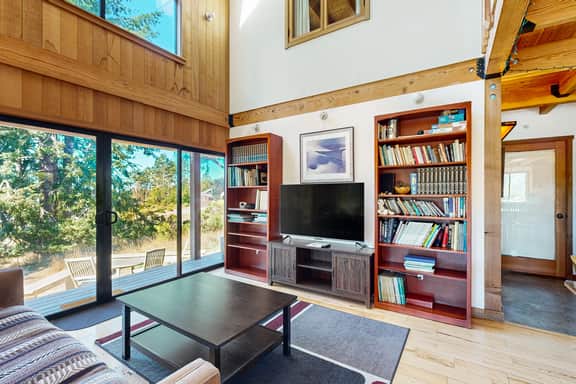 Ocean Pines Lodge - Ocean-view lodge with private hot tub among coastal pines - Image 4