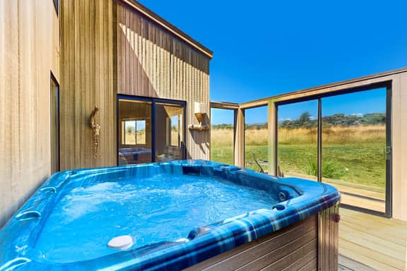 Modern Sea 2 Links - Modern, Ocean View Home on the Golf Course with Private Hot Tub & 2 Fireplaces - Image 2