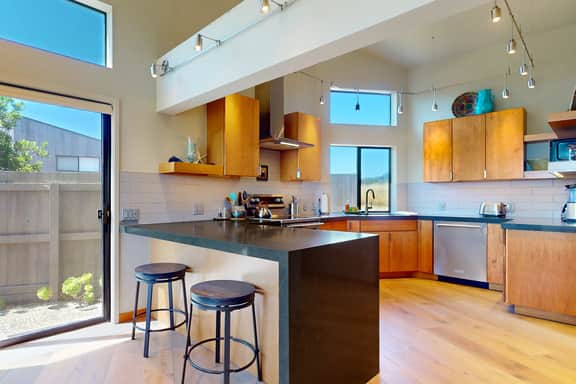 Modern Sea 2 Links - Modern, Ocean View Home on the Golf Course with Private Hot Tub & 2 Fireplaces - Image 3