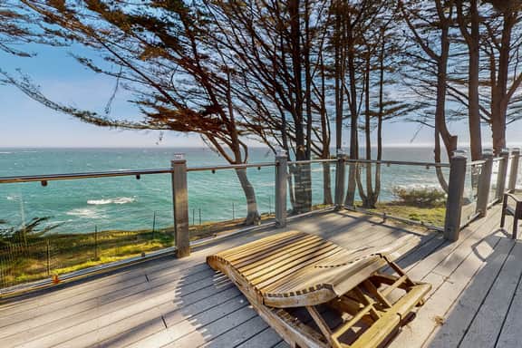 Oceanfront Dream Hideaway and Retreat - Blufftop home with hot tub & forever oceanfront views & private cottage - Image 5