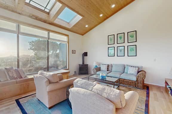 Del Mar Meadow - Meadow home with hot tub & trail access, dogs welcome - Image 5