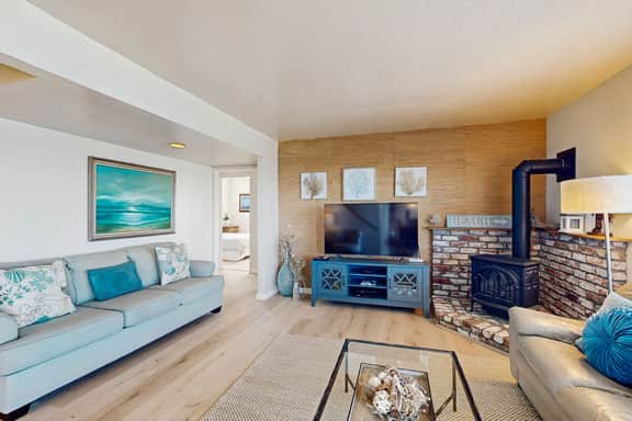 The Lookout Point - Oceanfront home with fireplace & private hot tub - close to town - Image 3