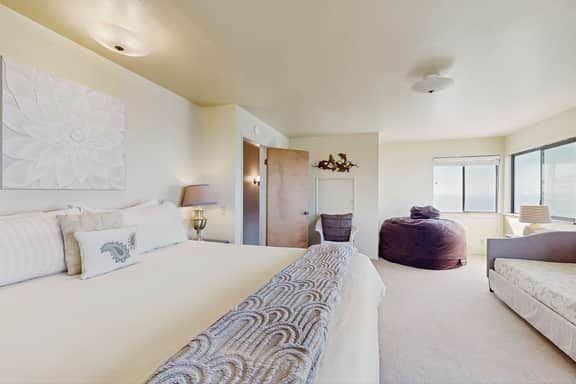 The Lookout Point - Oceanfront home with fireplace & private hot tub - close to town - Image 5