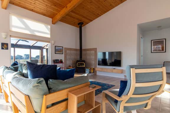 Elizabeth Dane - Ocean-view blufftop home with courtyard on the meadow, dogs welcome - Image 3