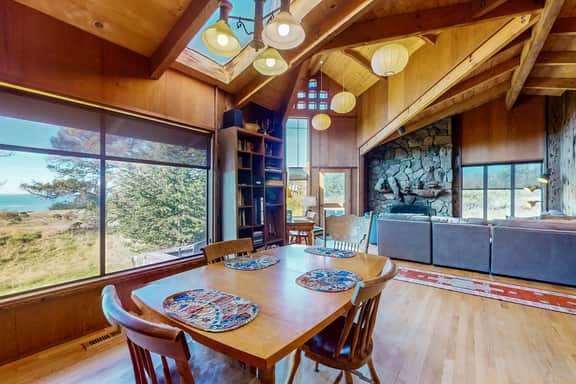 Meyer Getaway - Spacious home with outstanding ocean views near Black Point Beach - Image 5