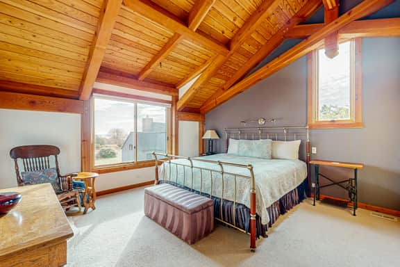 The Barn - Ocean-view retreat with two decks, dogs welcome - Image 5