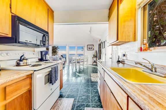 Cove House - Gualala cottage with private hot tub & ocean views near the bluffs - Image 4