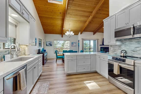 Sea Raven - Updated coastal home with ocean views, gas grill, private deck-surrounded by redwoods - Image 4